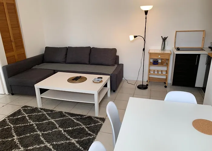 Centre, Près Avenue De Verdun- Et Casino à 10 Mn à Pied- 4 Personnes -rdc * Biarritz